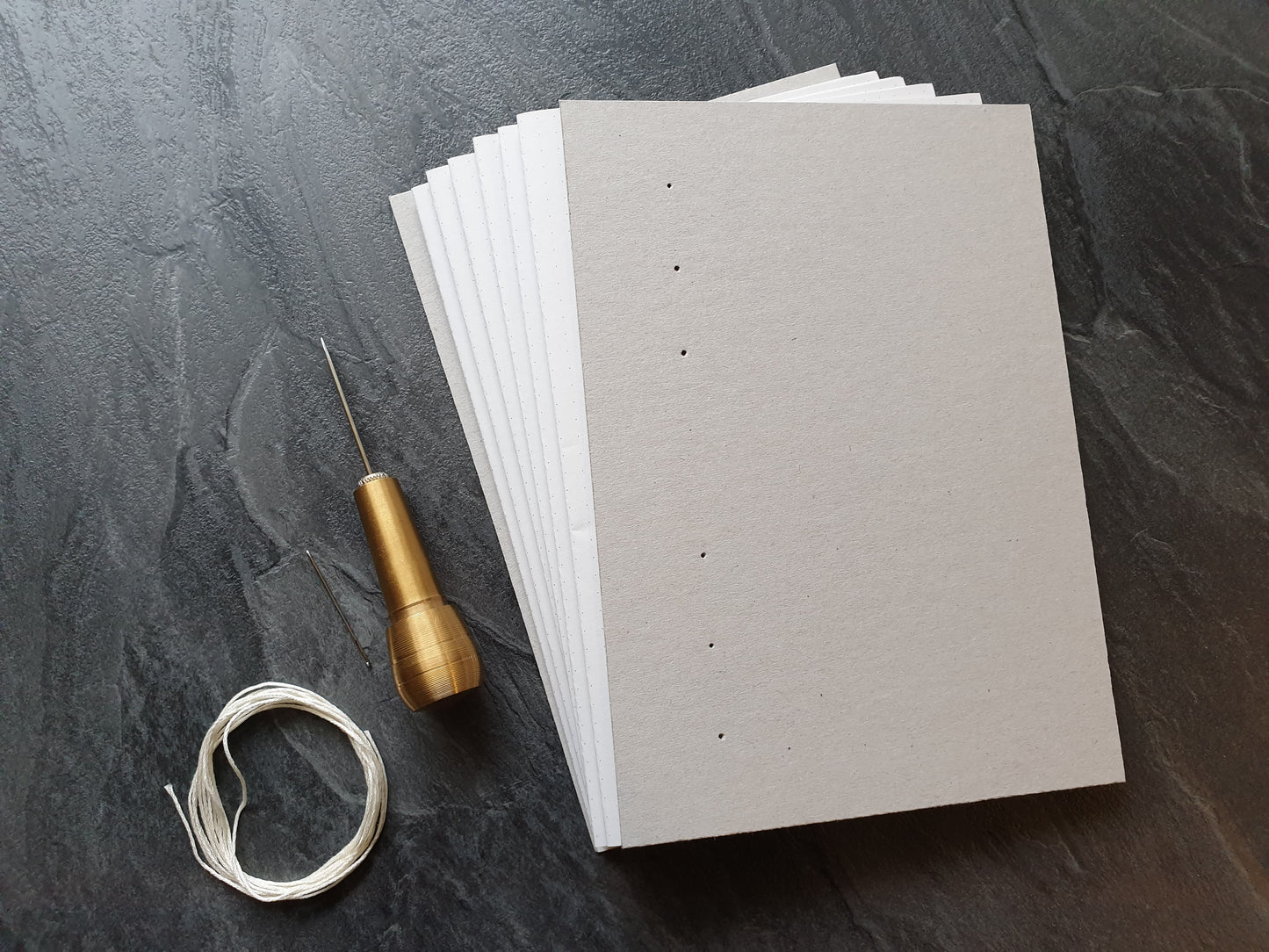 Handgefertigtes gepunktetes Notizbuch, 100% Altpapier, DIN A5 (148x210mm), 144 Seiten, Hochformat