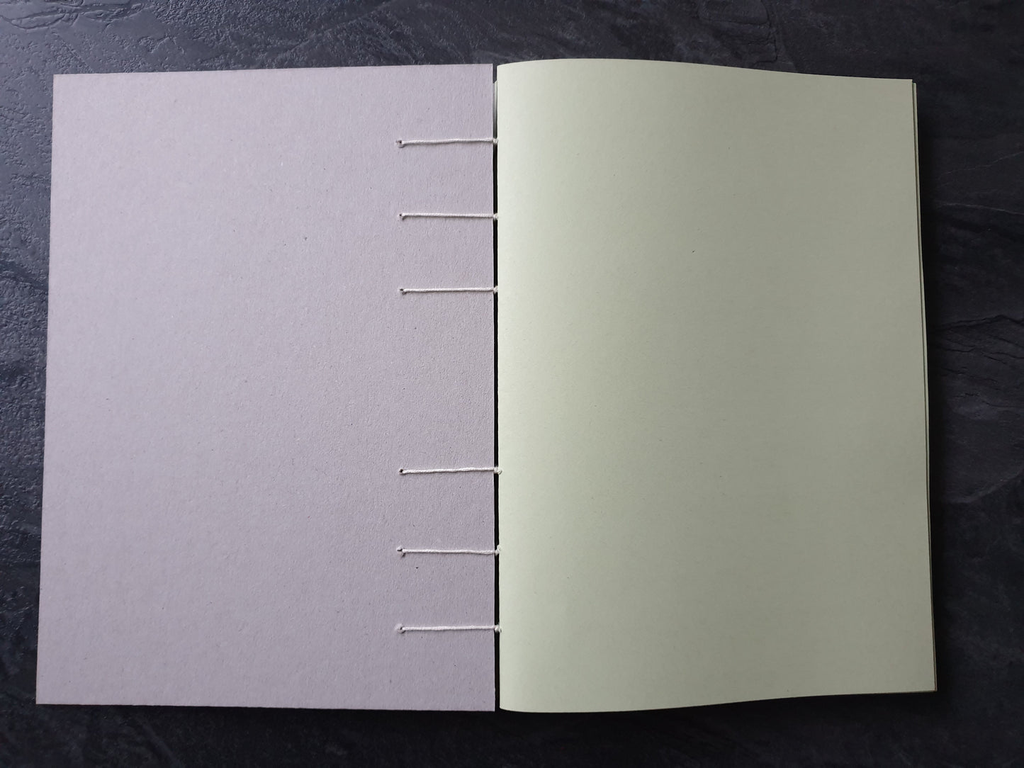 Handgefertigtes grünes Notizbuch, 100% Altpapier, DIN A5 (148x210mm), 196 Seiten, Hochformat
