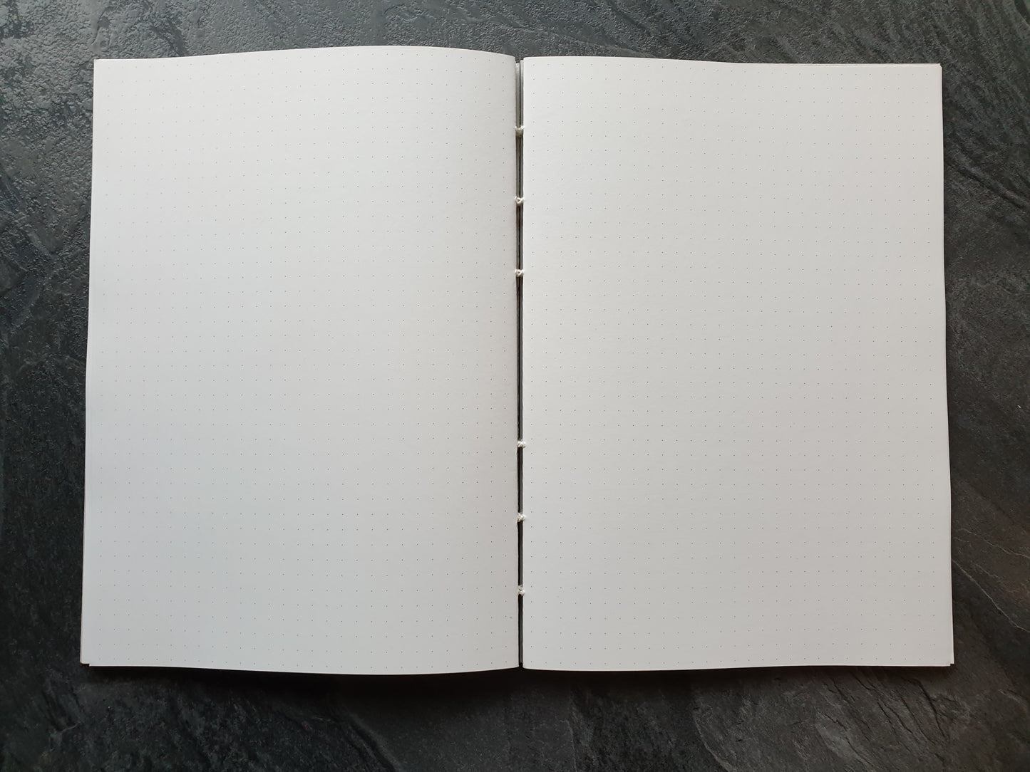 Handgefertigtes gepunktetes Notizbuch, 100% Altpapier, DIN A5 (148x210mm), 144 Seiten, Hochformat