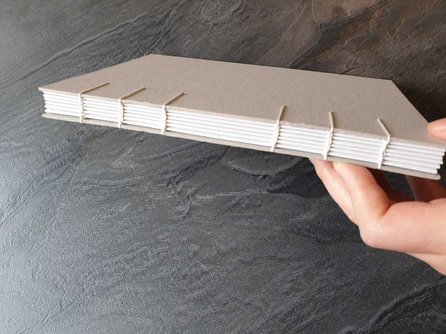 Handgefertigtes gepunktetes Notizbuch, 100% Altpapier, DIN A5 (148x210mm), 144 Seiten, Hochformat