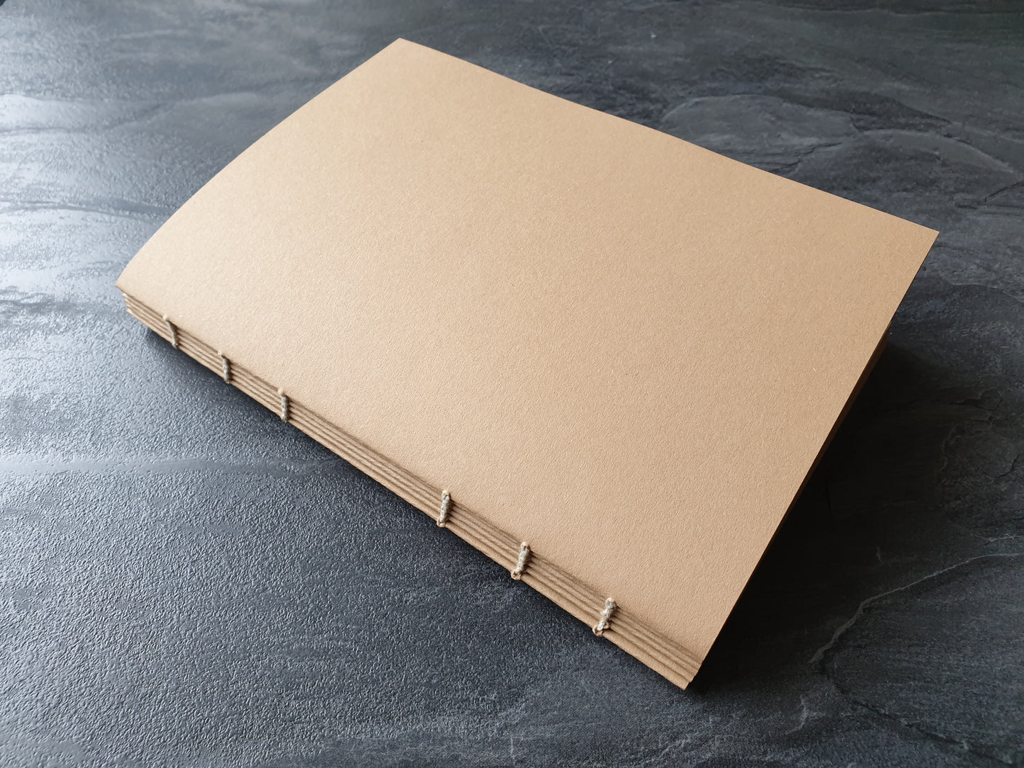 Handgefertigtes Skizzenheft, 100% Recycling Kraftpapier, DIN A5 (148x210mm), 96 Seiten, Hochformat