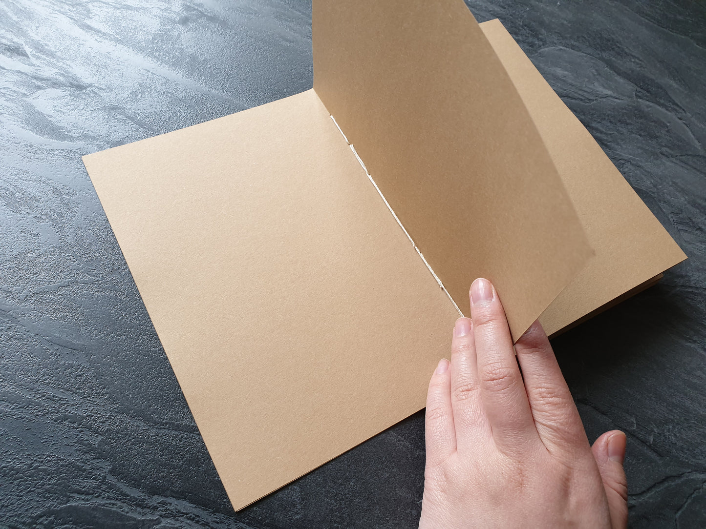 Handgefertigtes Skizzenheft, 100% Recycling Kraftpapier, DIN A5 (148x210mm), 96 Seiten, Hochformat
