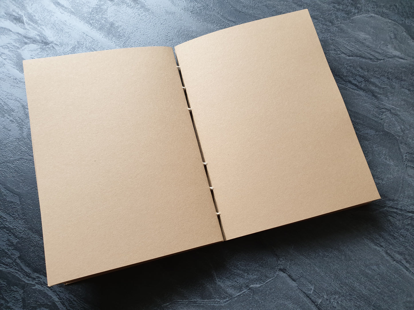 Handgefertigtes Skizzenheft, 100% Recycling Kraftpapier, DIN A5 (148x210mm), 96 Seiten, Hochformat