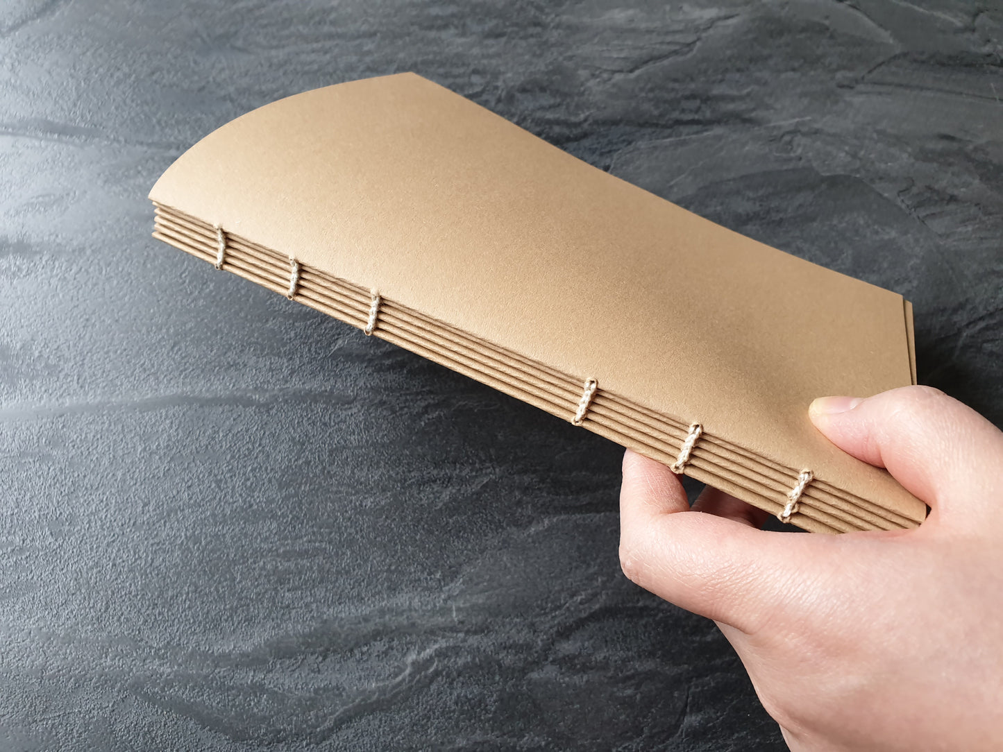 Handgefertigtes Skizzenheft, 100% Recycling Kraftpapier, DIN A5 (148x210mm), 96 Seiten, Hochformat