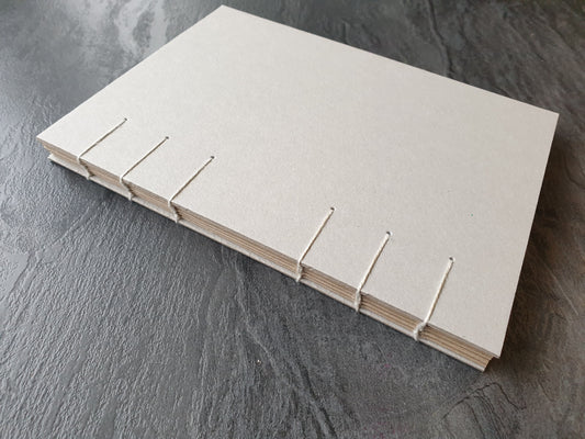 Handgefertigtes braunes Skizzenbuch, 100% Altpapier, DIN A5 (148x210mm), 120 Seiten, Hochformat