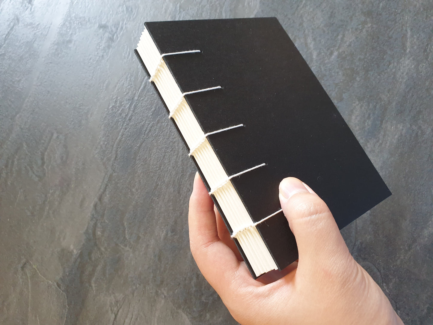 Kleines Skizzenbuch, handgefertigt, 100% Recyclingpapier, ca. 10 x 14.5cm; 160 Seiten