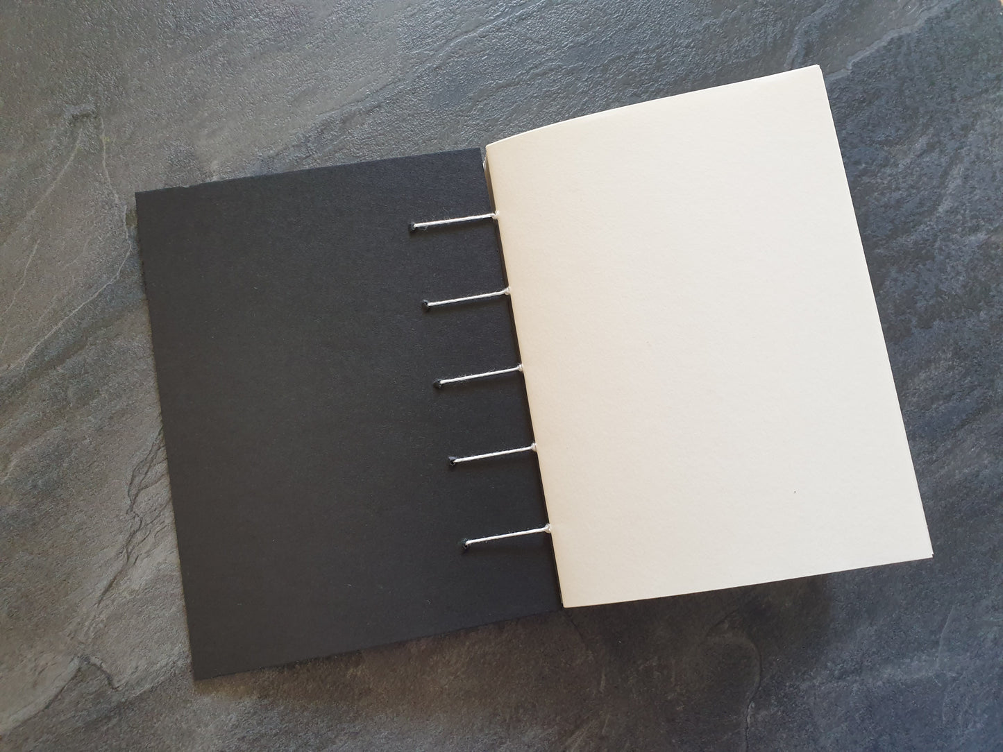Kleines Skizzenbuch, handgefertigt, 100% Recyclingpapier, ca. 10 x 14.5cm; 160 Seiten