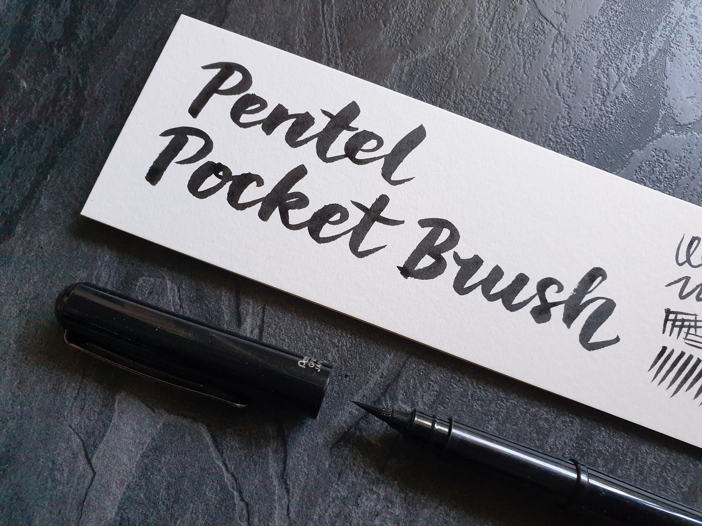 Pentel Pocket Brush: Nachfüllbarer Pinselstift, wasserfest, schwarz