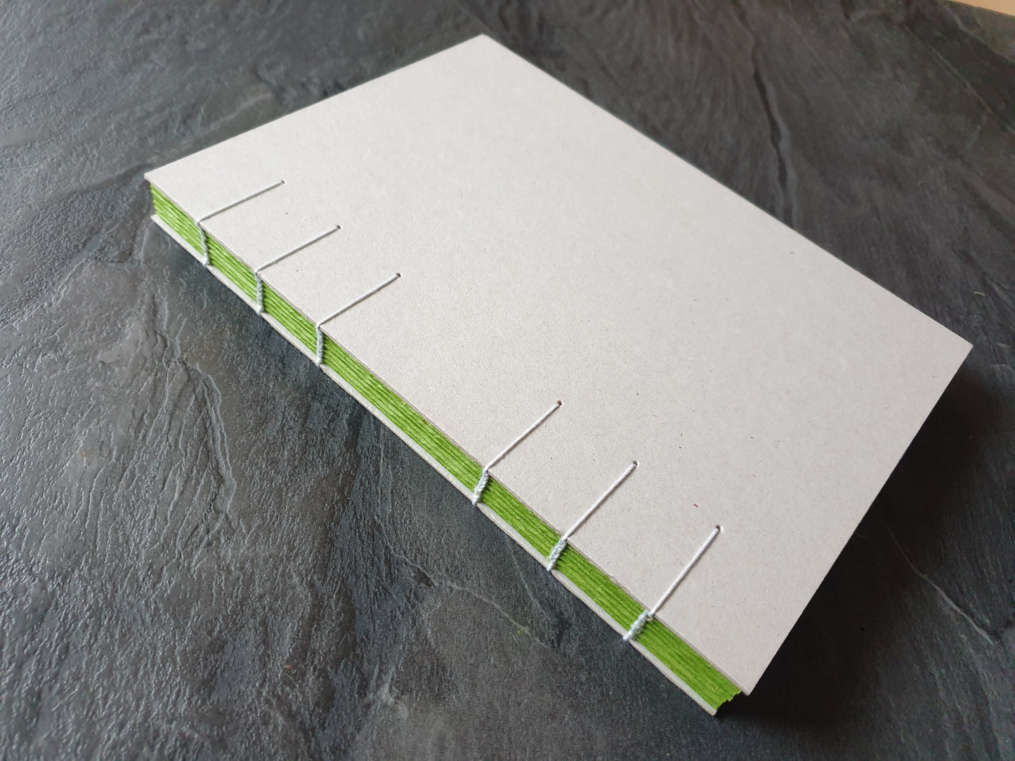 Grünes Skizzenbuch, 120g/m2 Vintage Kraftpapier, 100% Altpapier, DIN A5, 112 Seiten