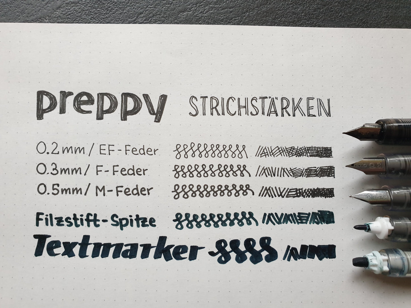 Vergleich von Produkten der Platinum Preppy Reihe: Auf einem Blatt Papier sind die Strichstärken der Füller und Filzstiftspitzen abgebildet, daneben die entsprechenden Stifte.