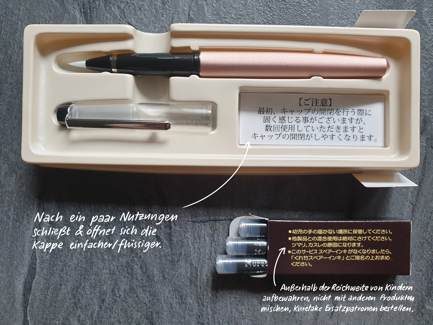 Der Pinselstift liegt im Tray. Der Warnhinweis ist freigelegt: Außerhalb der Reichweite von Kindern aufbewahren, nicht mit anderen Produkten mischen, Kuretake Ersatzpatronen bestellen.
