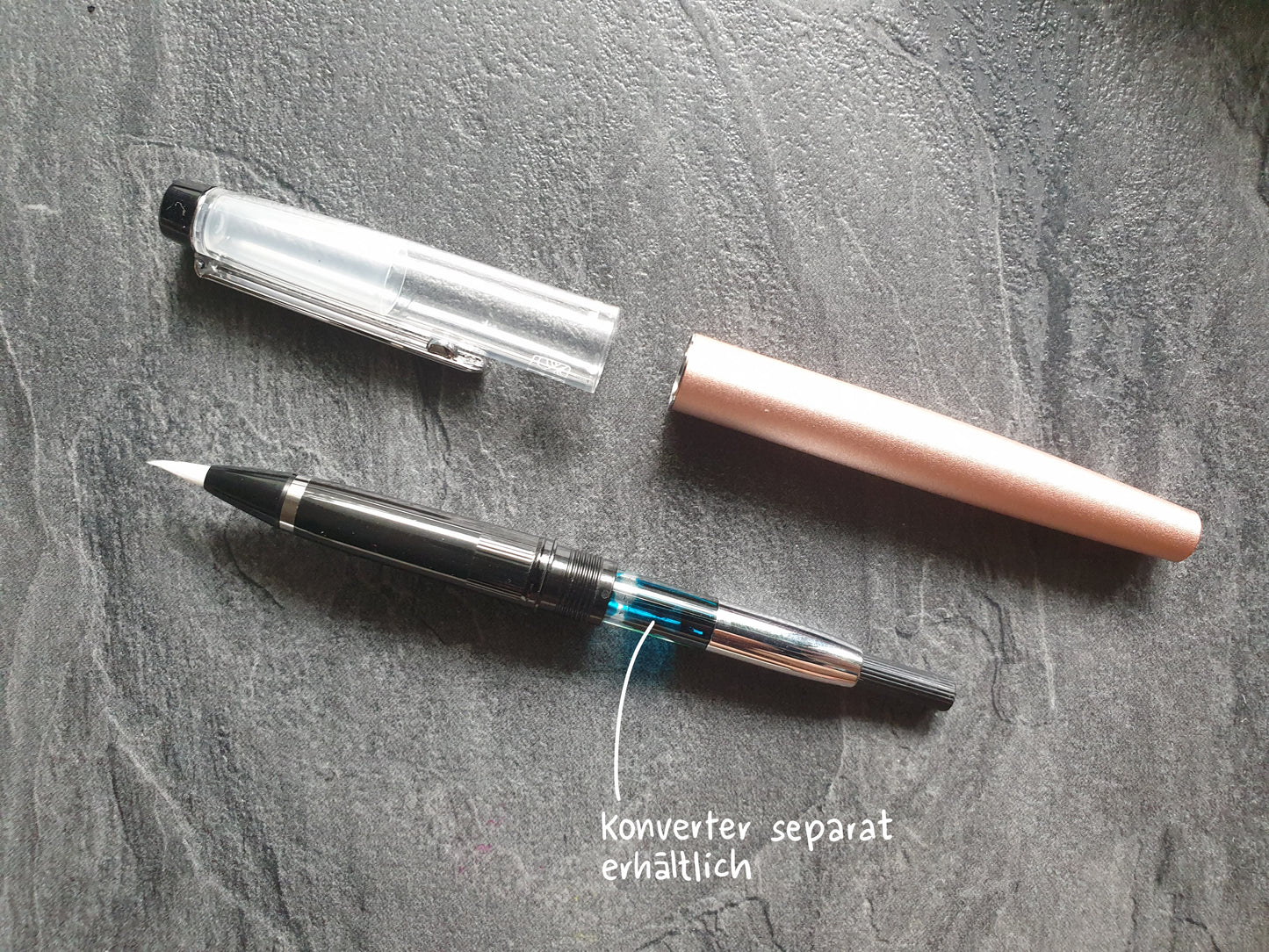 Ein Platinum Konverter in silber wird in einen Kuretake DT120 Pinselstift gesteckt. Der Konverter ist gekennzeichnet als separat erhältlich.