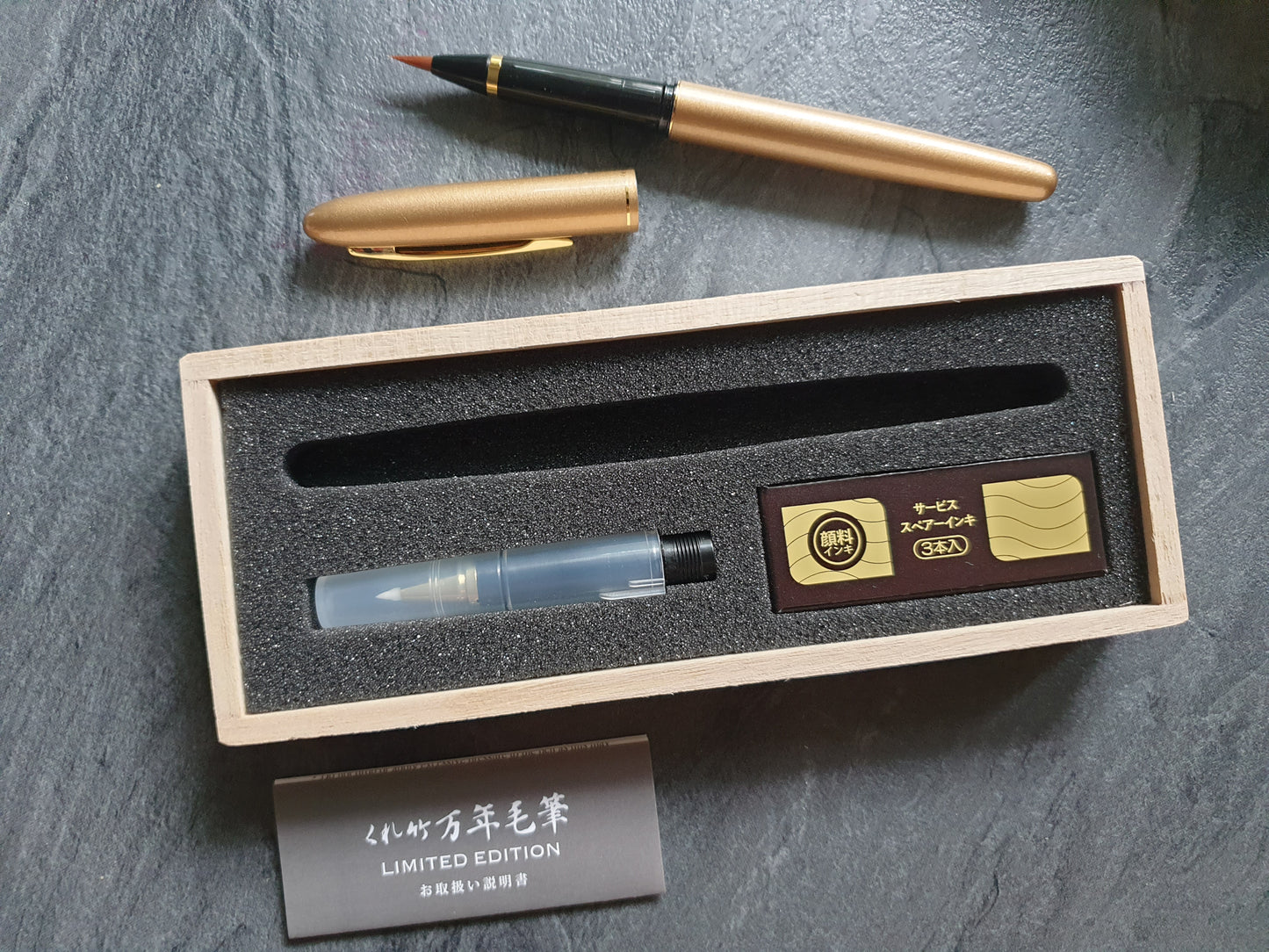 Limited Edition: Kuretake Stifteset in Holzkästchen, inkl. Pinselspitze und Filzspitze
