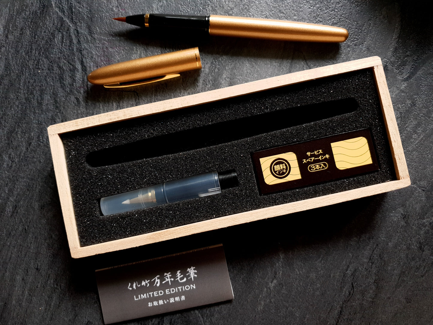 Limited Edition: Kuretake Stifteset in Holzkästchen, inkl. Pinselspitze und Filzspitze
