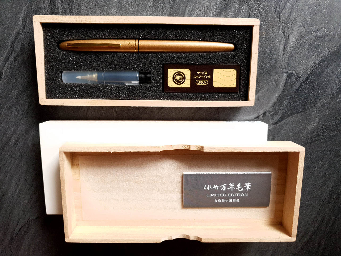 Limited Edition: Kuretake Stifteset in Holzkästchen, inkl. Pinselspitze und Filzspitze