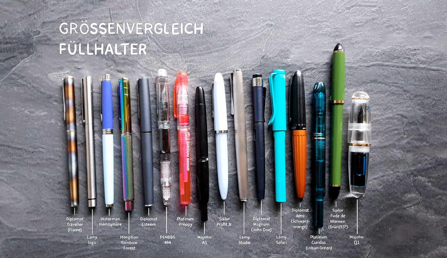 Füllhalter verschiedener Marken liegen zum Größenvergleich nebeneinander. Die dünnsten Modelle im Vergleich sind Diplomat Traveller und Lamy logo, der dickste ist Majohn Q1.