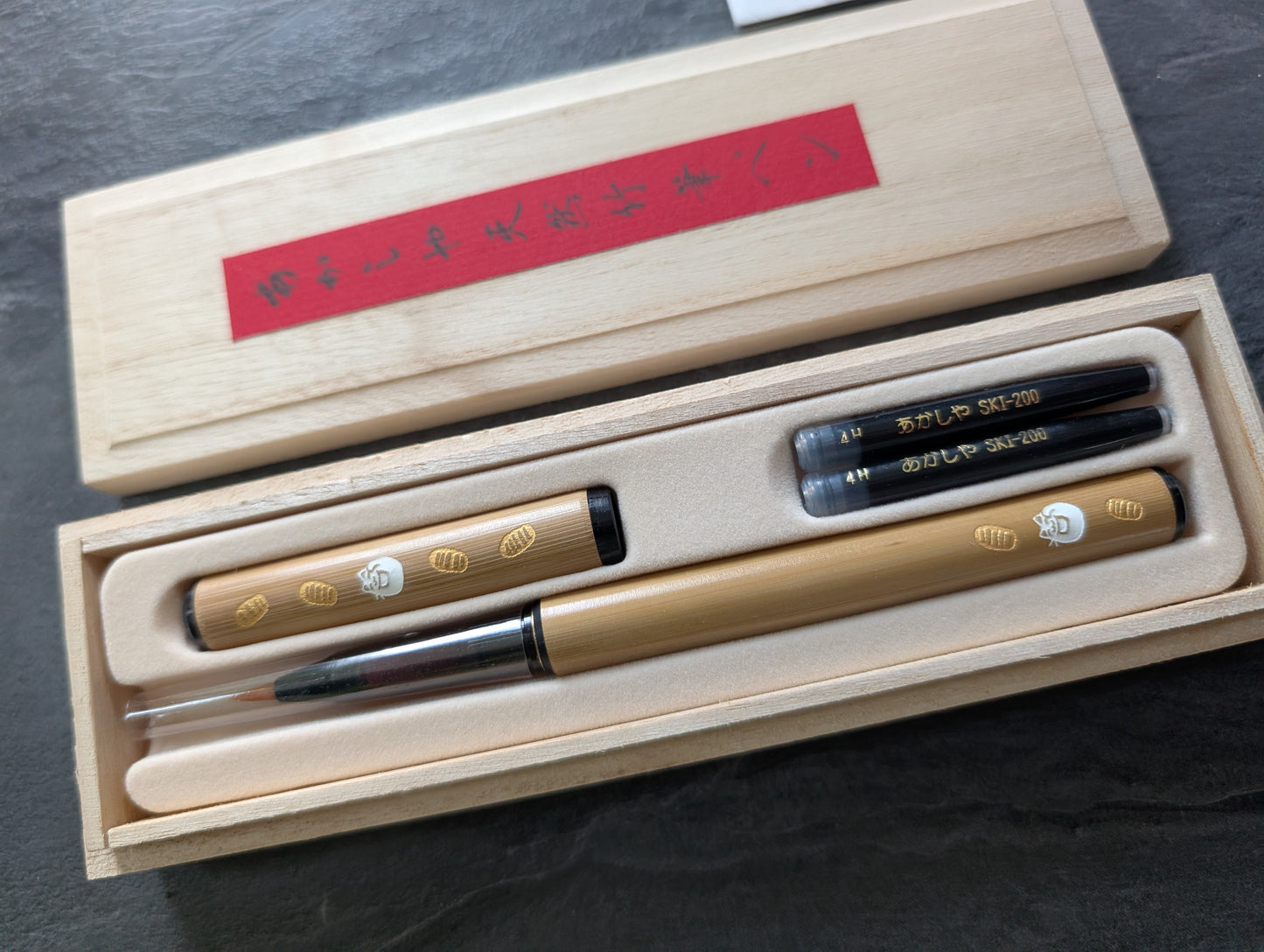 Akashiya Pinselstift aus Bambus, Motiv 34 mit Glückskatze, in Geschenkbox, inkl. wasserfester Tinte