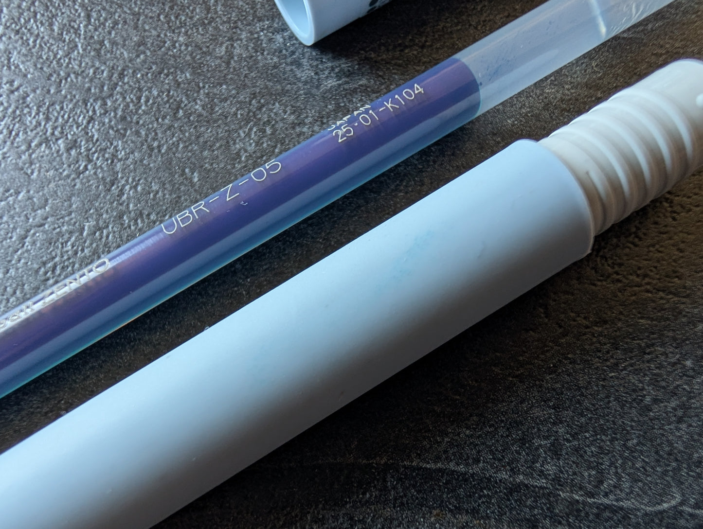 GEBRAUCHT MIT FLECK: uniball ZENTO Gelschreiber mit 0,5mm Spitze, Standardmodell, blau