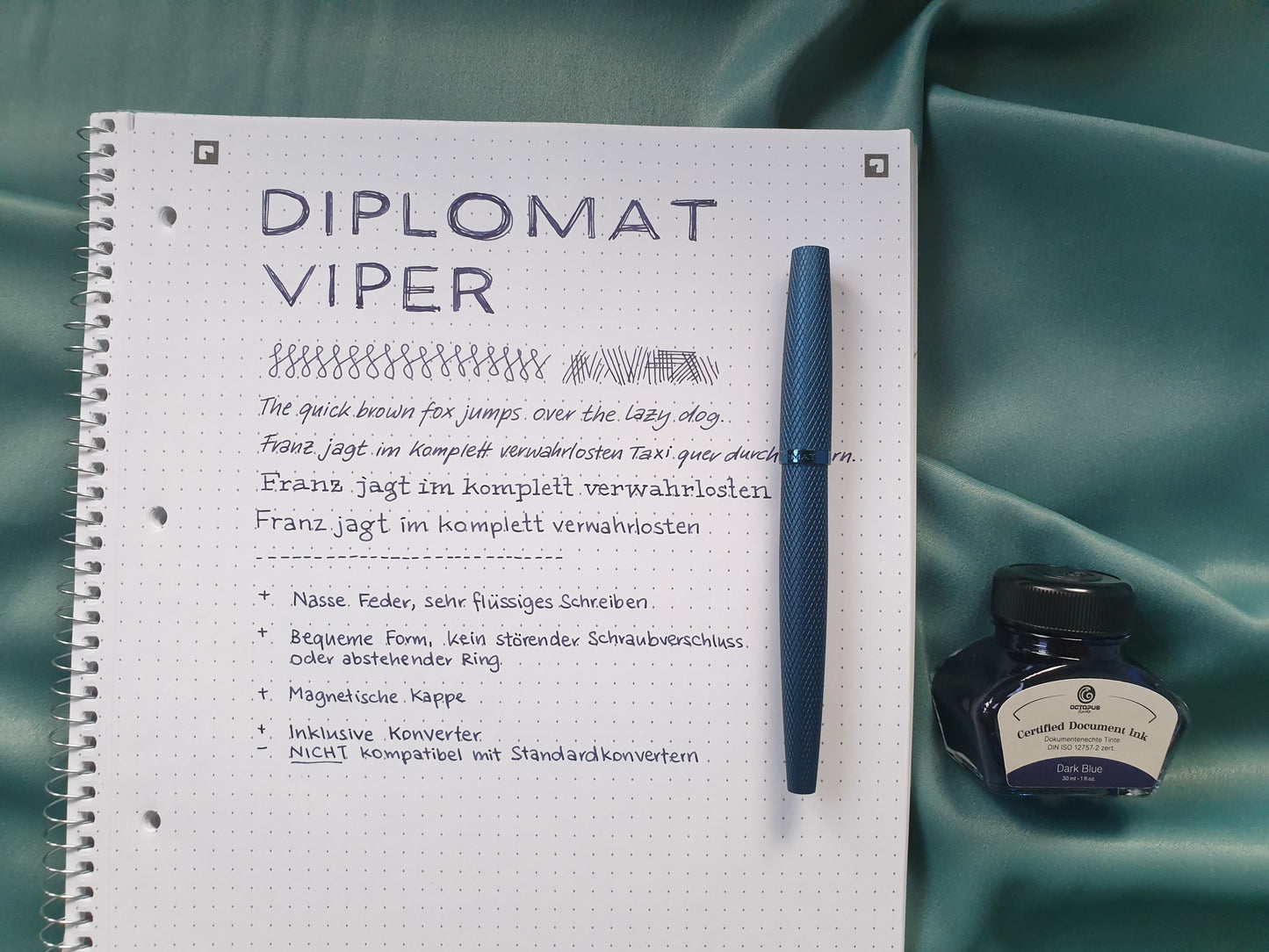 Schreibprobe auf Oxford Papier, der Füller ist mit Octopus Fluids Dokumentenechter Tinte, Farbe "Dark Blue" gefüllt.