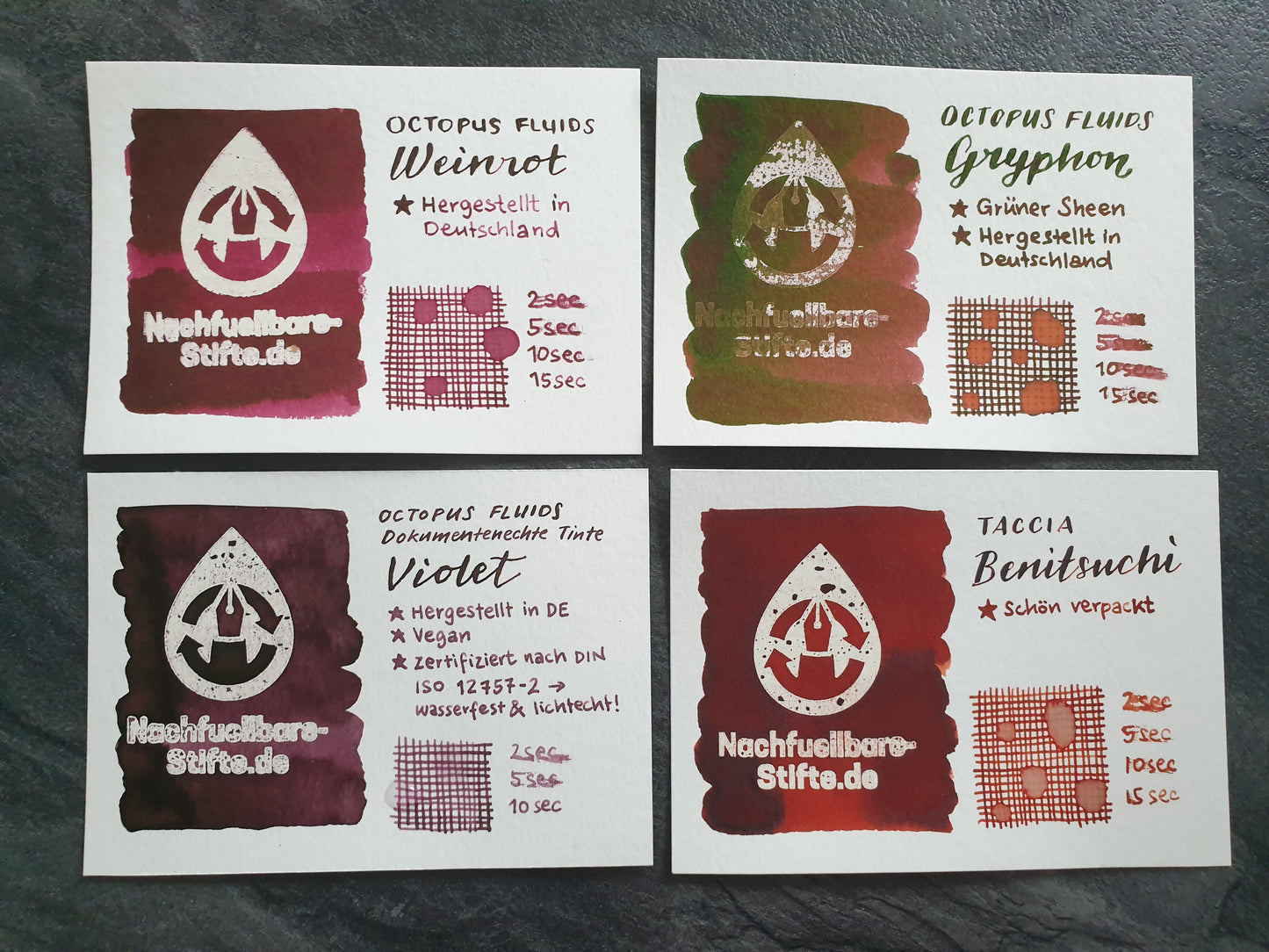 Vergleichsfoto mit Tintenswatches der Füllertinten: Octopus Fluids Weinrot, Octopus Fluids Gryphon, Octopus Fluids Dokumentenechte Tinte Violet, Taccia Benitsuchi