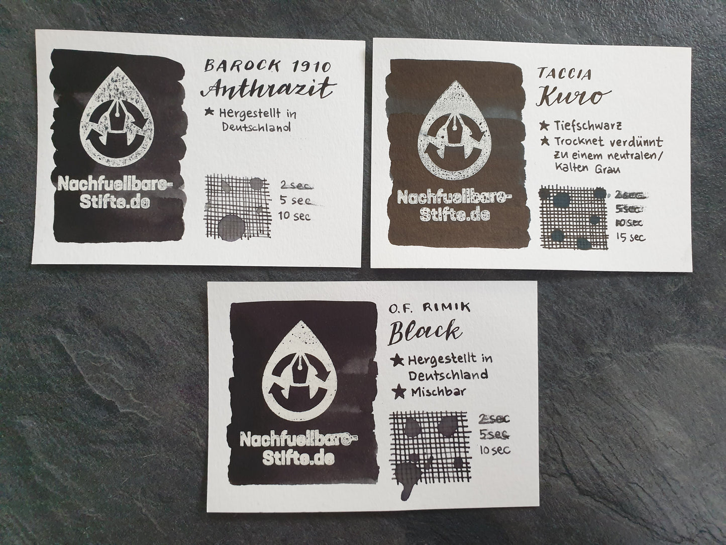 Vergleichsfoto mit Tintenswatches der Füllertinten: Barock 1910 Anthrazit, Taccia Kuro, Octopus Fluids Rimik Black