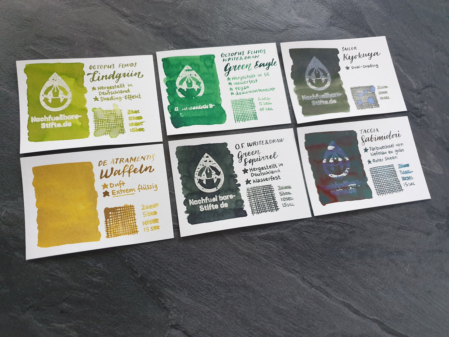 Vergleichsfoto mit Tintenswatches grüner Füllertinten: Octopus Fluids Lindgrün, Octopus Fluids Write & Draw Green Eagle, Sailor Kyokuya, De Atramentis Waffeln, Octopus Fluids Write & Draw Green Squirrel, Taccia Sabimidori