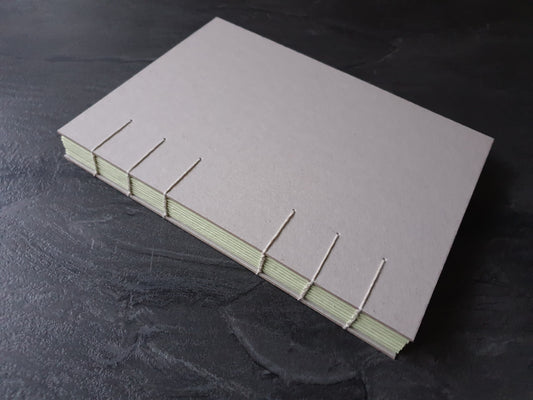 Handgefertigtes grünes Notizbuch, 100% Altpapier, DIN A5  (148x210mm), 196 Seiten, Hochformat