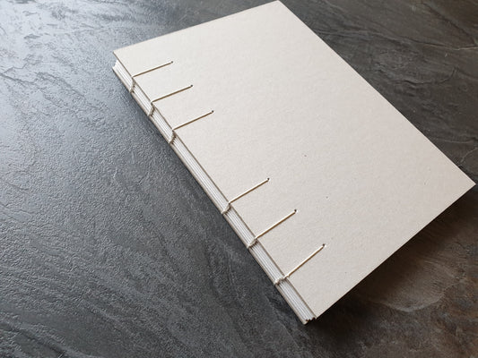 Handgefertigtes gepunktetes Notizbuch, 100% Altpapier, DIN A5  (148x210mm), 144 Seiten, Hochformat