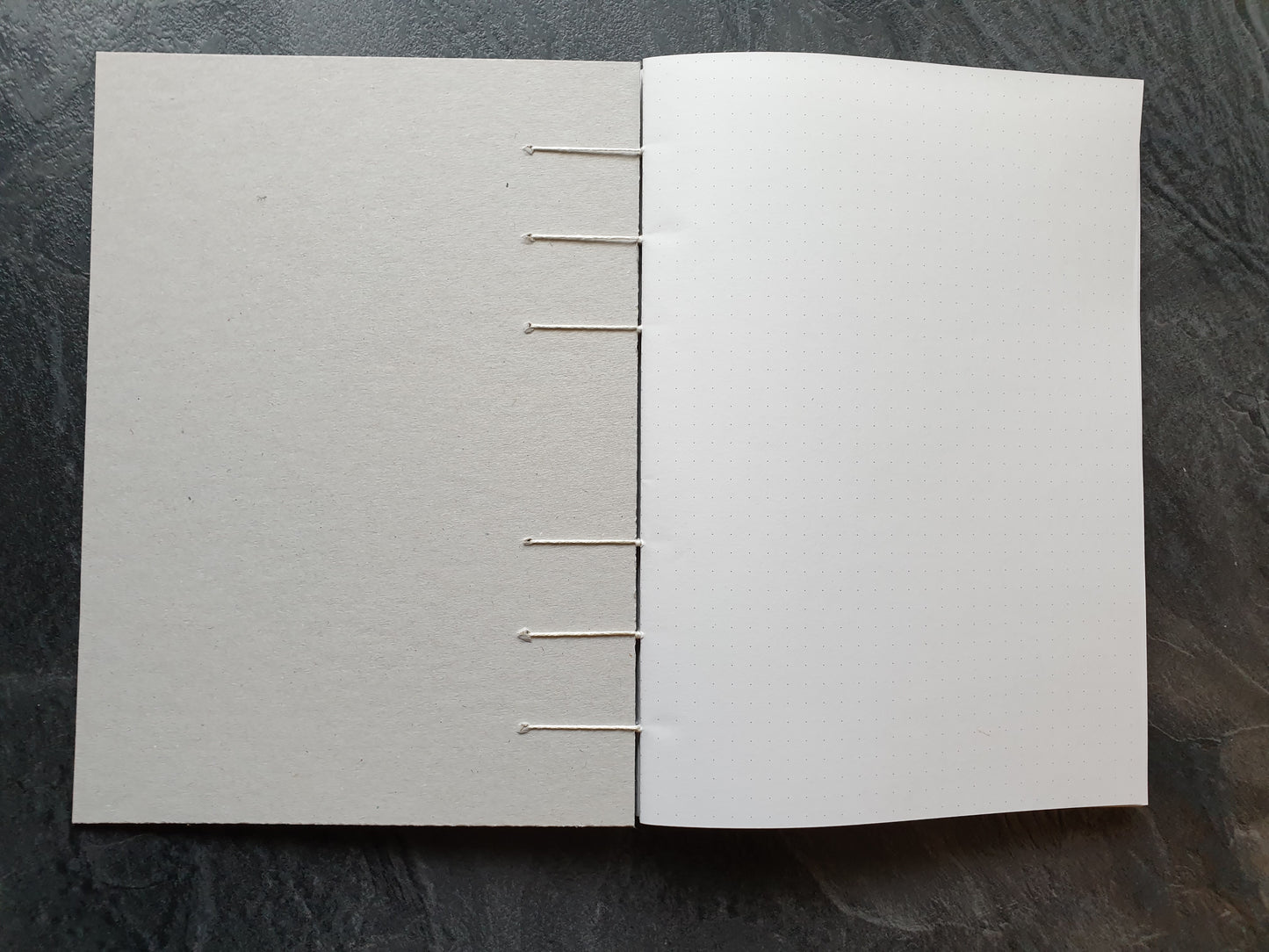 Handgefertigtes gepunktetes Notizbuch, 100% Altpapier, DIN A5  (148x210mm), 144 Seiten, Hochformat