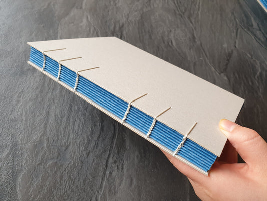 Blaues Skizzenbuch, 100% Altpapier, DIN A5, 128 Seiten, handgebunden