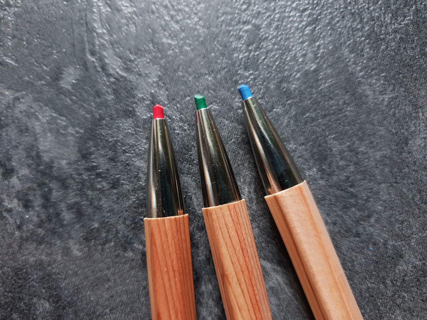 Kitaboshi "Adult Colored Pencil" 2.0mm Druckbleistift aus Holz, inkl. Farbstiftmine