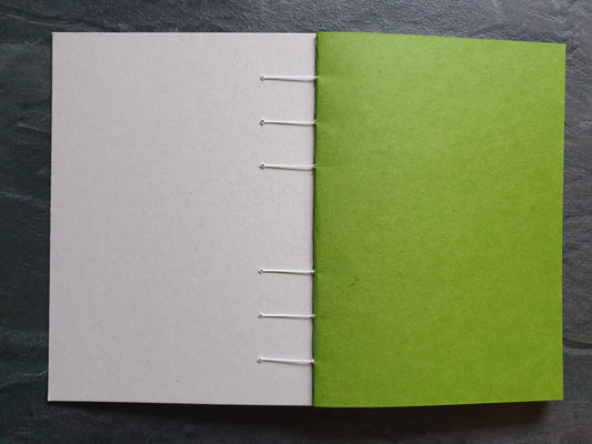 Grünes Skizzenbuch, 120g/m2 Vintage Kraftpapier, 100% Altpapier, DIN A5, 112 Seiten