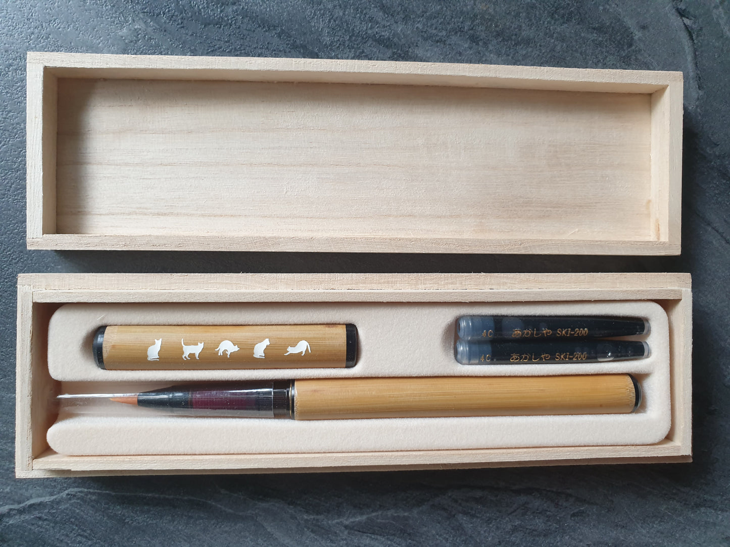 Akashiya Pinselstift aus Bambus, mit Katzenmotiv und Geschenkbox, inkl. wasserfester Tinte