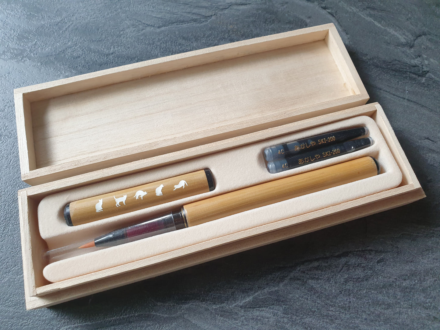 Akashiya Pinselstift aus Bambus, mit Katzenmotiv und Geschenkbox, inkl. wasserfester Tinte