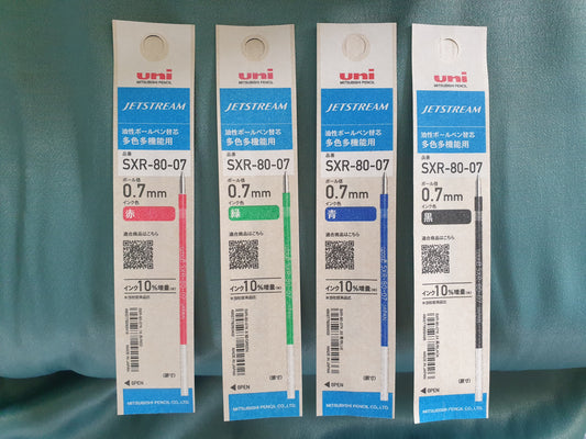 Kugelschreibermine Papierverpackung vorne mit Artikelnummer und Barcode, vor Stoffhintergrund