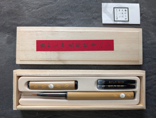 Akashiya Pinselstift aus Bambus, Motiv 34 mit Glückskatze, in Geschenkbox, inkl. wasserfester Tinte