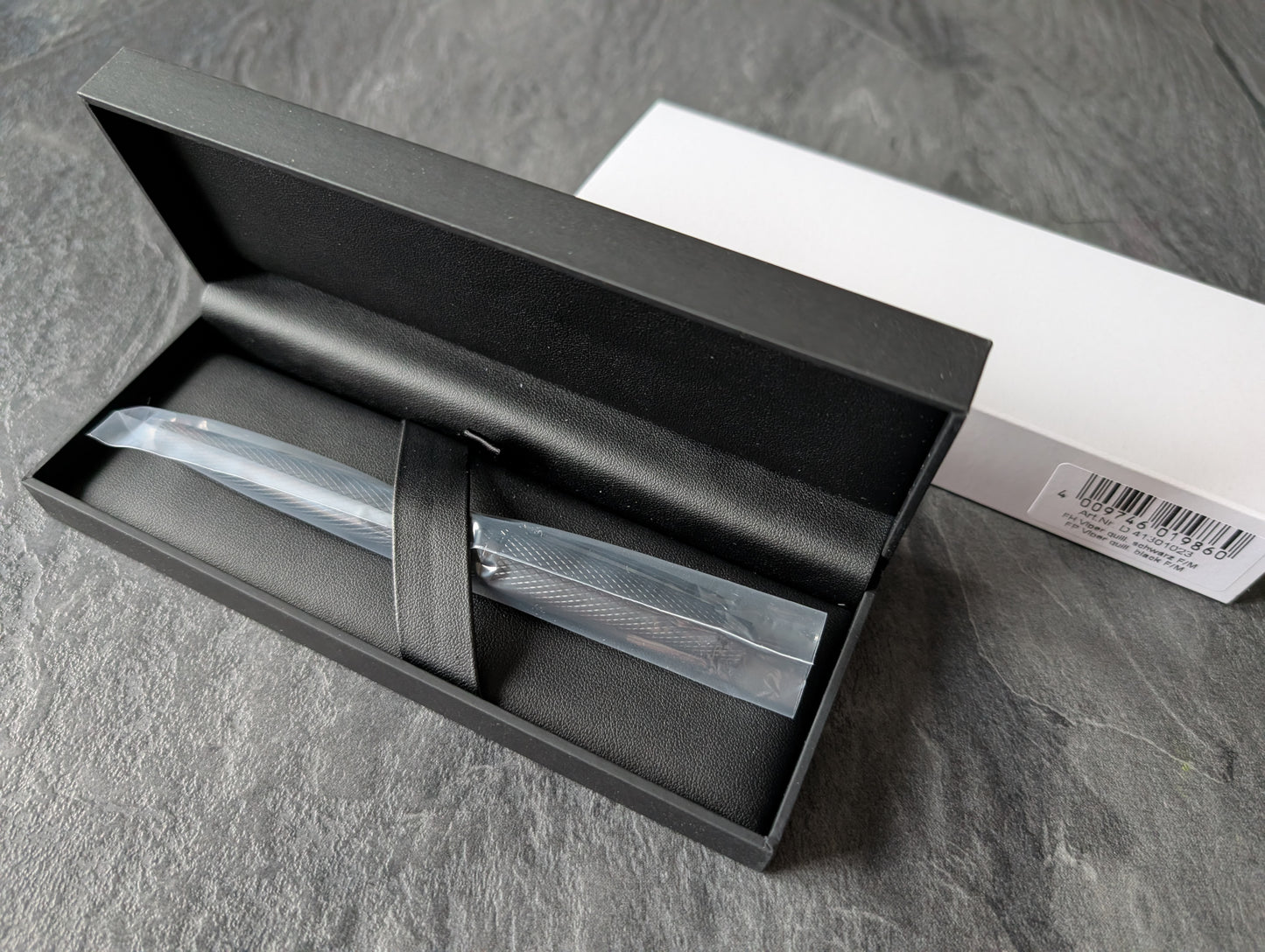 Diplomat Viper Luxus-Füllhalter, schwarz guillochiert, F/M Feder