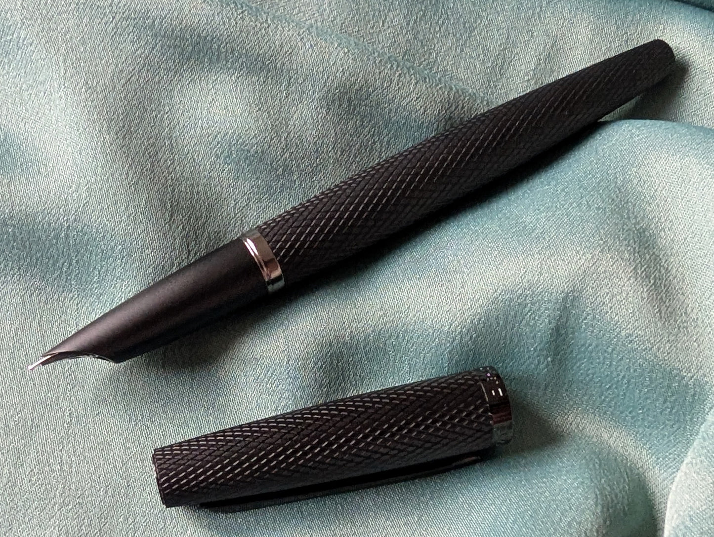 Diplomat Viper Luxus-Füllhalter, schwarz guillochiert, F/M Feder