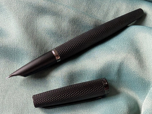 Diplomat Viper Luxus-Füllhalter, schwarz guillochiert, F/M Feder