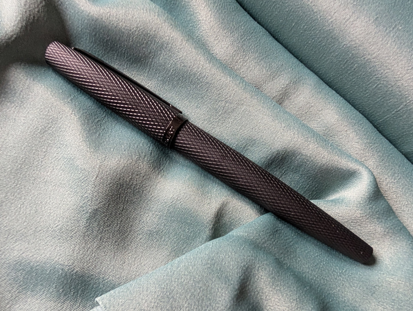 Diplomat Viper Luxus-Füllhalter, schwarz guillochiert, F/M Feder