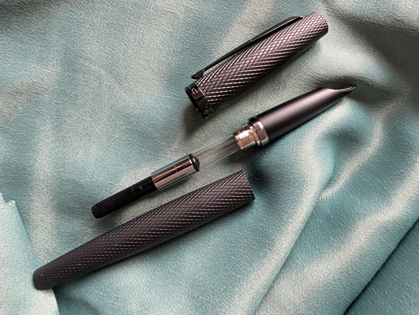 Diplomat Viper Luxus-Füllhalter, schwarz guillochiert, F/M Feder