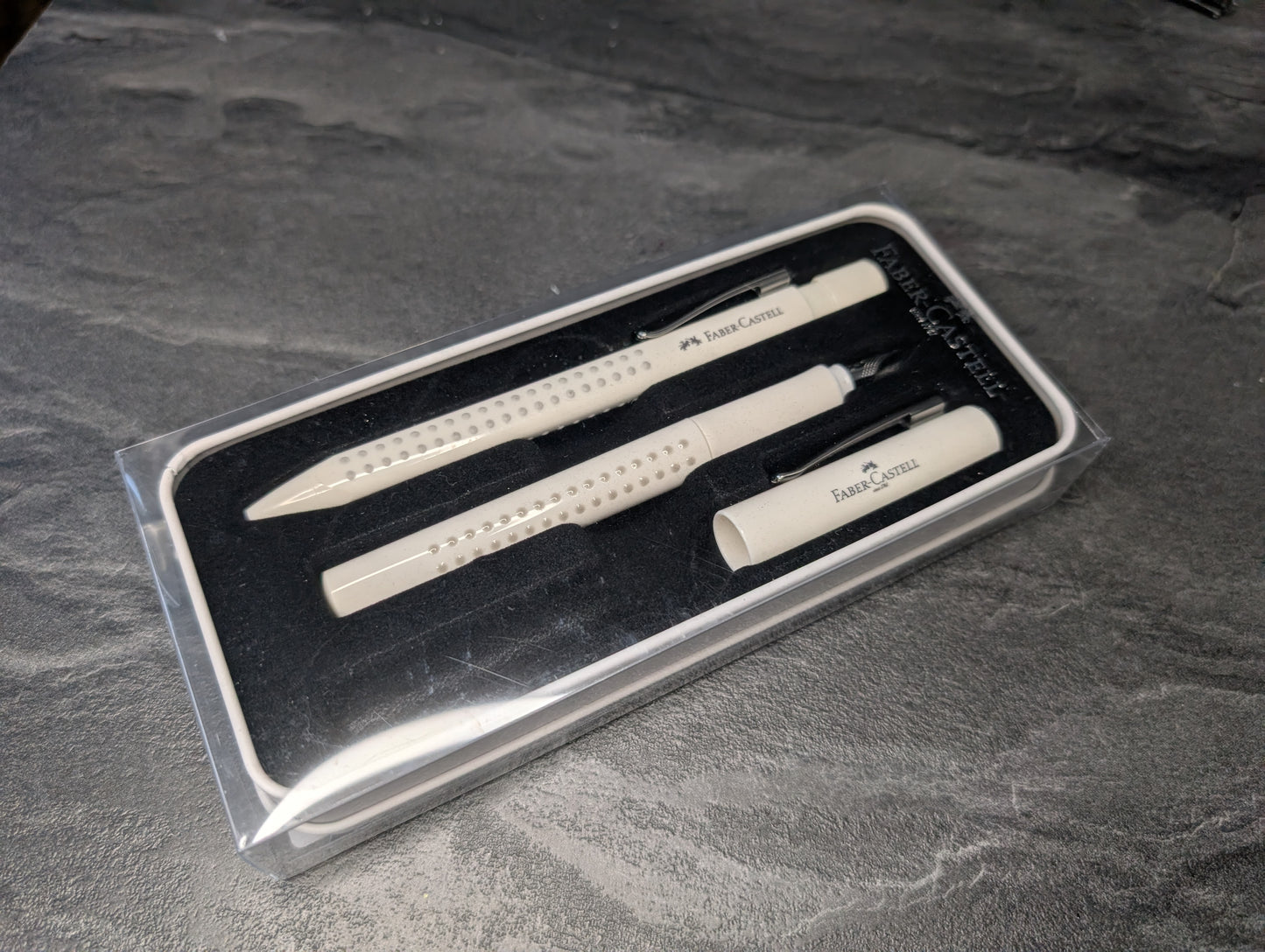 Faber-Castell "GRIP 2010" Set: Füllhalter [M-Feder] & Kugelschreiber