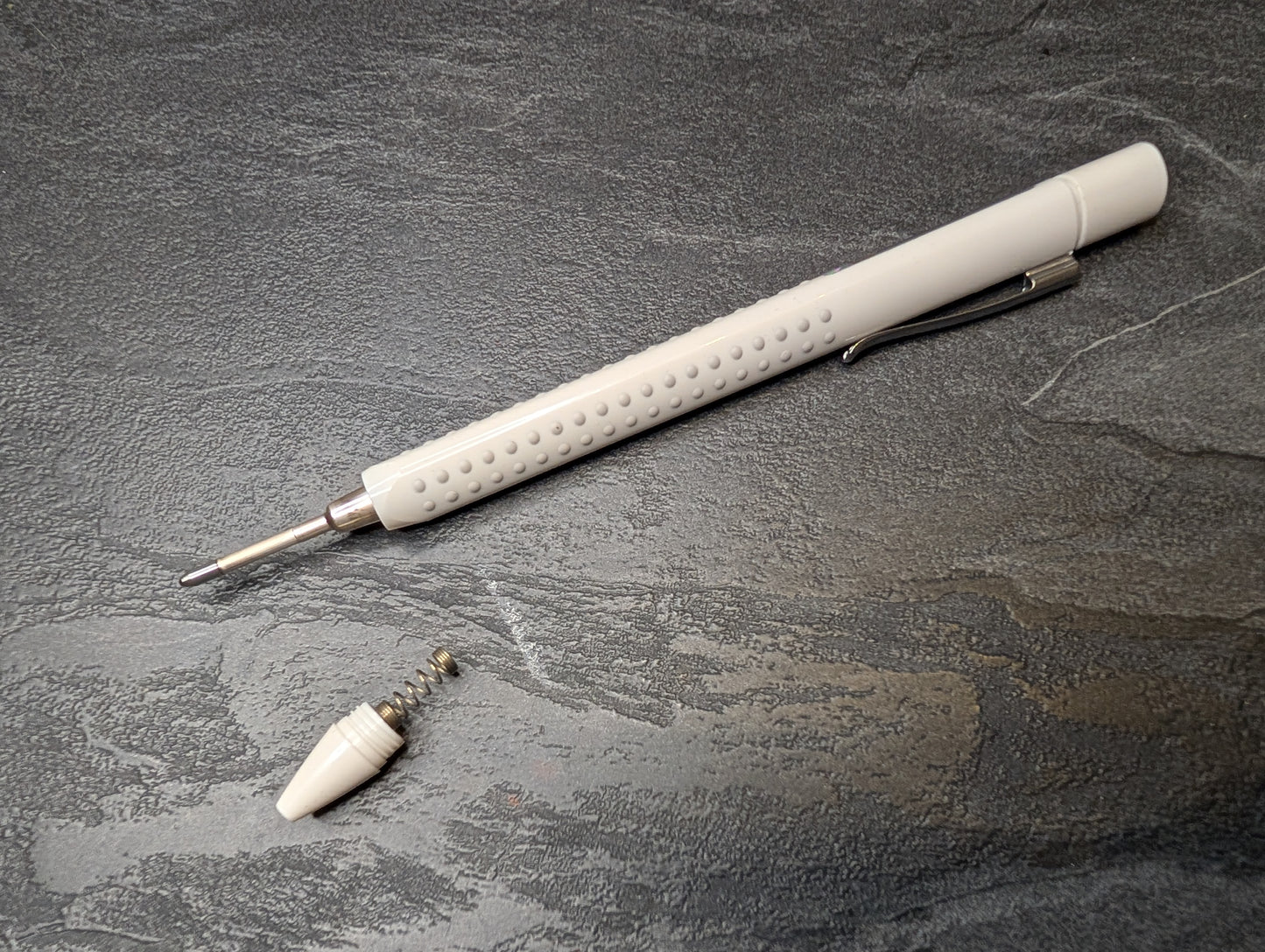 Faber-Castell "GRIP 2010 Ball" Kugelschreiber, Farbe Kokosnussmilch (weiß)