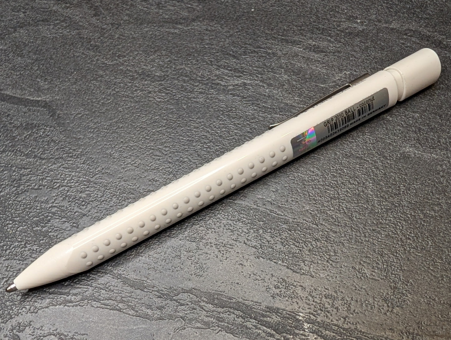 Faber-Castell "GRIP 2010 Ball" Kugelschreiber, Farbe Kokosnussmilch (weiß)