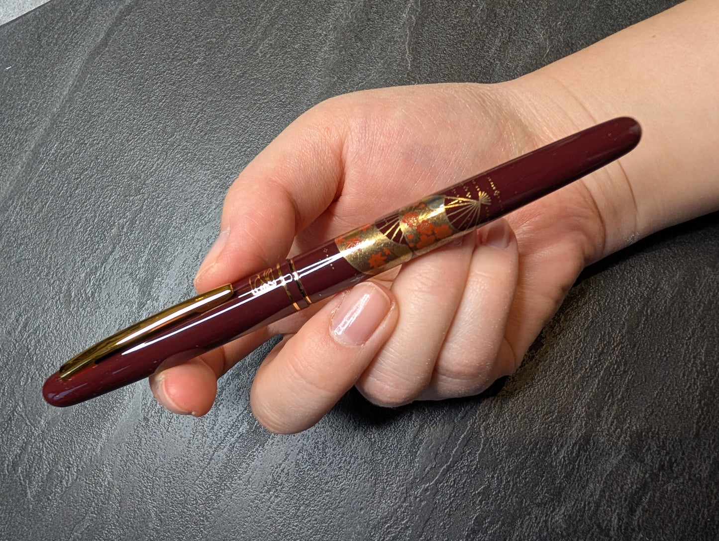 Kuretake Pinselstift in Holzkästchen, schwarz, Fächermotiv [DU181-115]