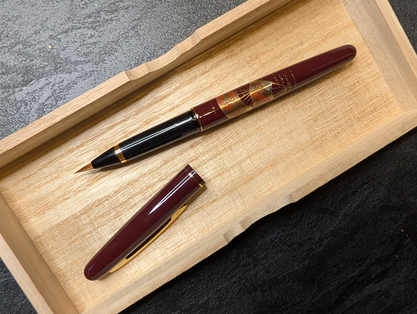 Kuretake Pinselstift in Holzkästchen, schwarz, Fächermotiv [DU181-115]