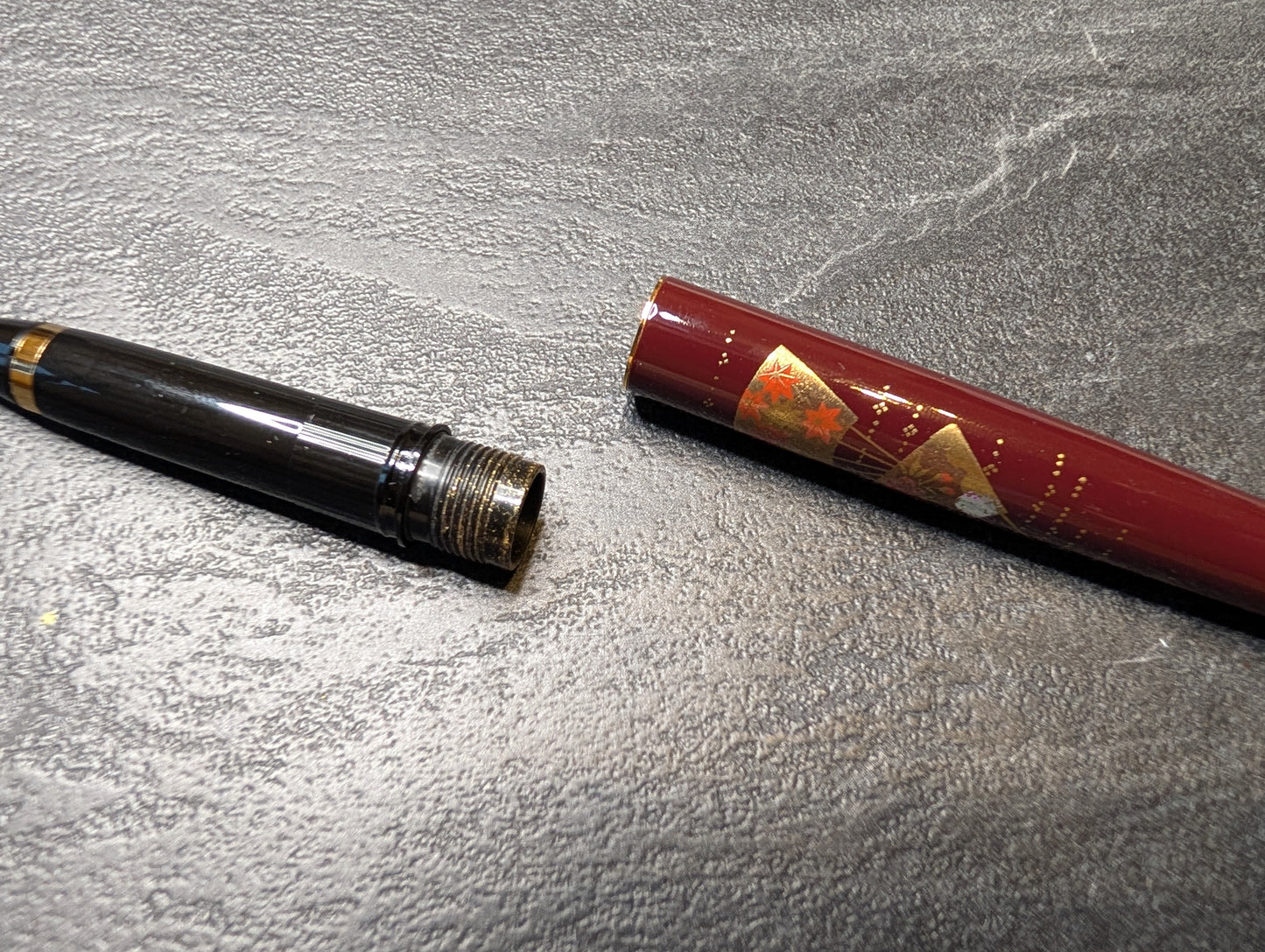 Kuretake Pinselstift in Holzkästchen, schwarz, Fächermotiv [DU181-115]