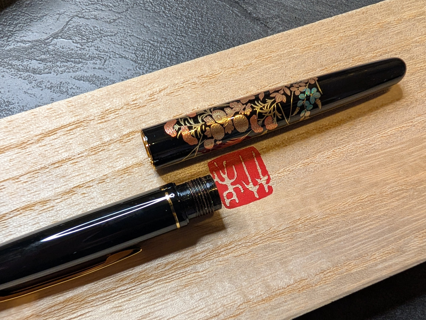 Kuretake Pinselstift in Holzkästchen, schwarz, Herbstblumen-Motiv [DU185-215]
