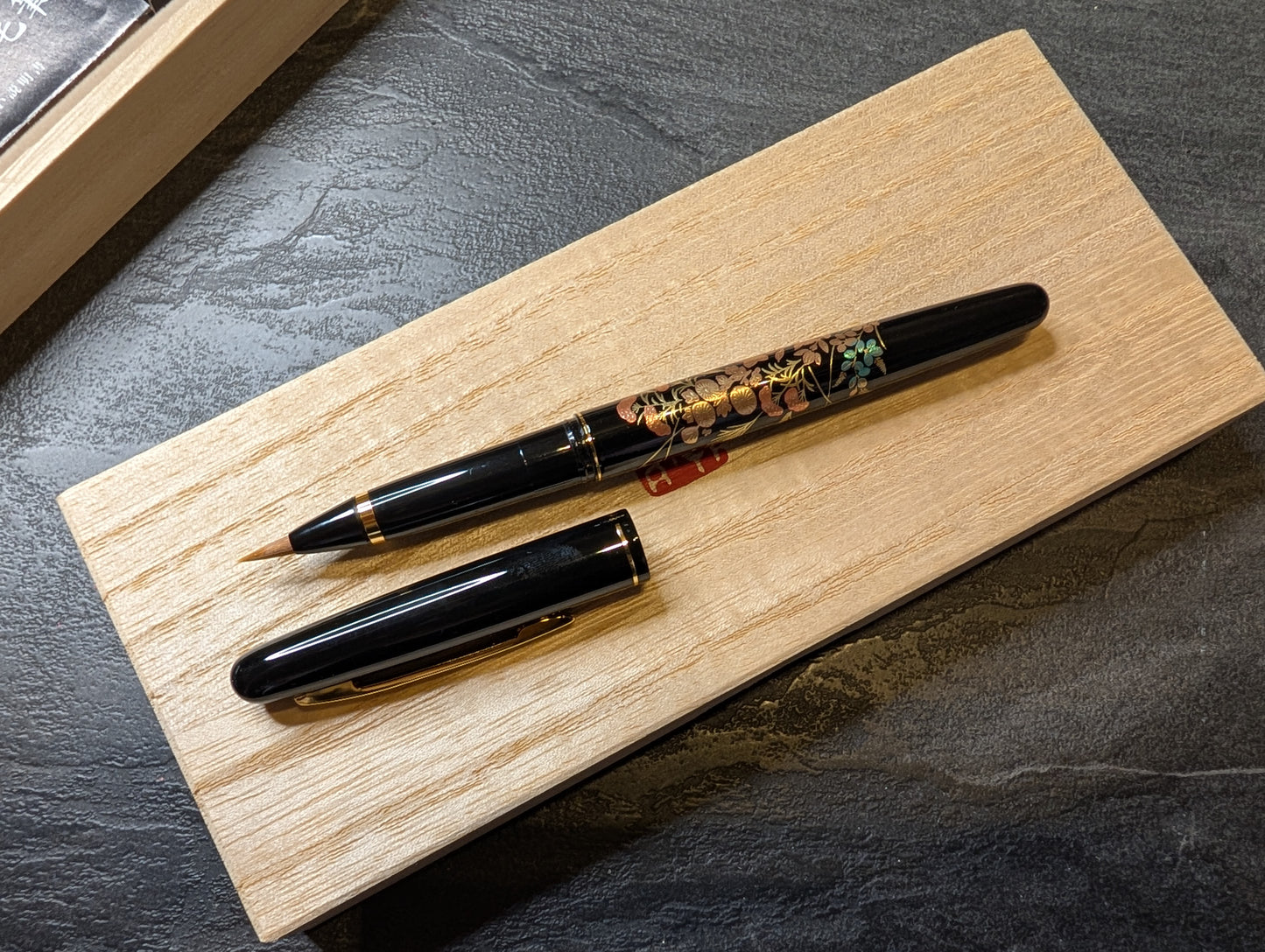 Kuretake Pinselstift in Holzkästchen, schwarz, Herbstblumen-Motiv [DU185-215]