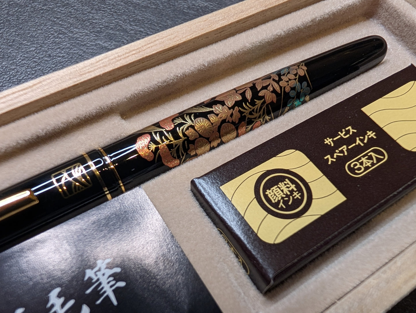 Kuretake Pinselstift in Holzkästchen, schwarz, Herbstblumen-Motiv [DU185-215]